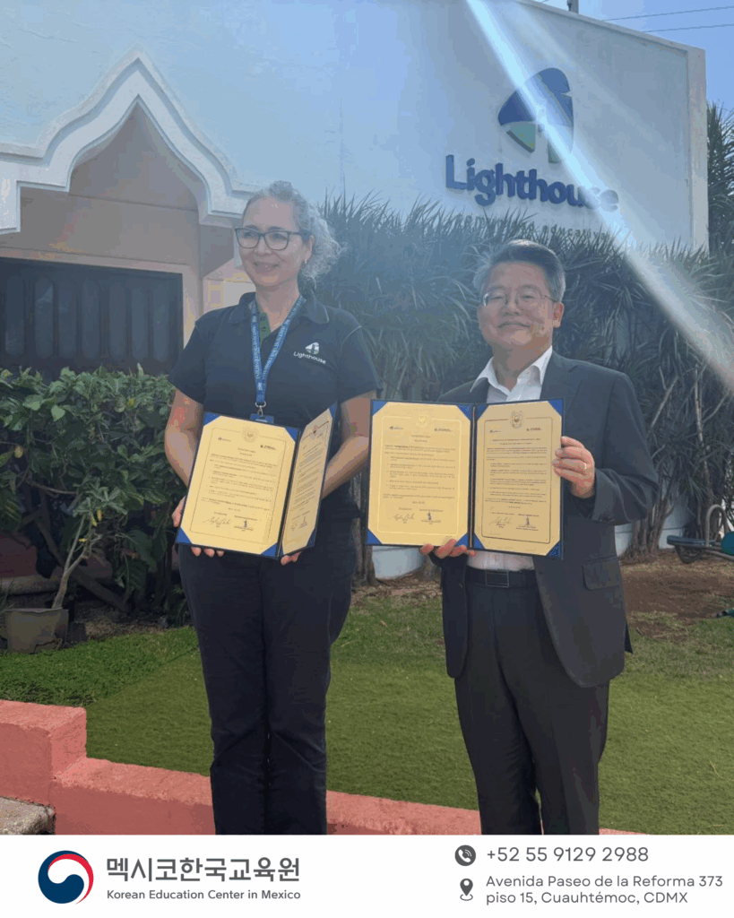 Directores Sang Hwa Park y Ana Haydée Gálvez Barajas firmando MOU para enseñanza de coreano en Lighthouse Mérida