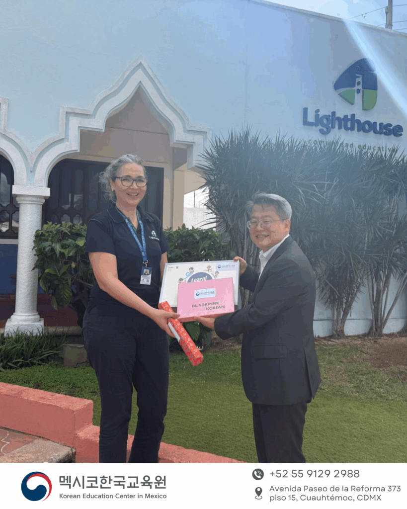 Entrega de materiales didácticos de coreano con BTS y BLACKPINK al equipo de Lighthouse Mérida