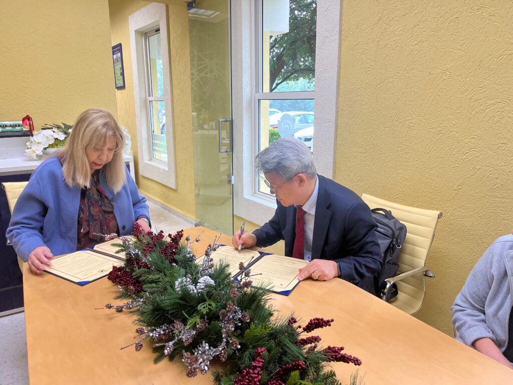 Firma de MOU entre KECMX y CCL UANL para cooperación académica