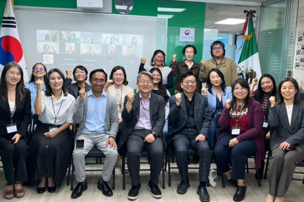 Profesores de coreano en México reunidos en la AMPC