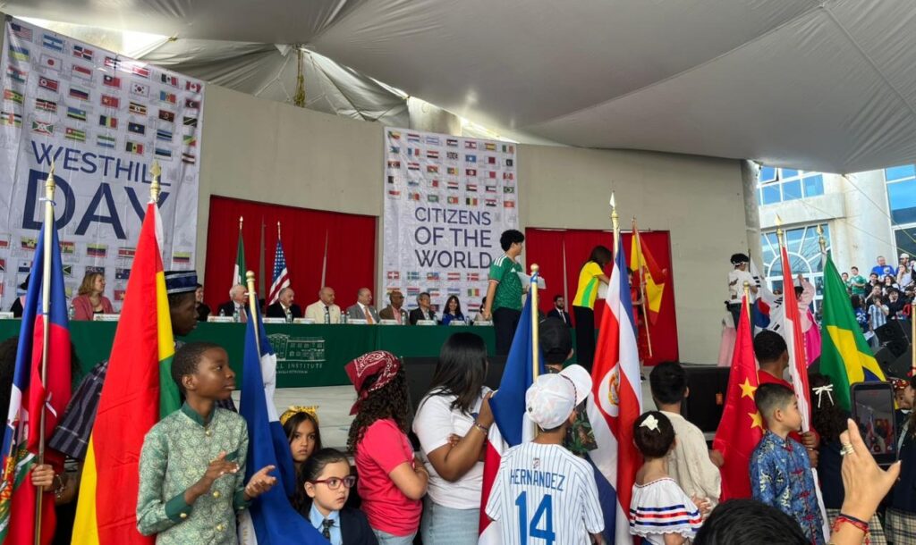 Ceremonia con desfile de banderas en Westhill Day 2026 representando diferentes países.