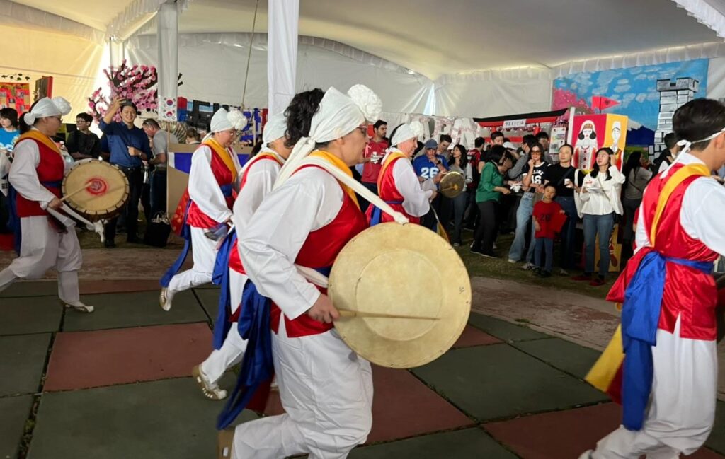 Presentación de samulnori en Westhill Day 2026 con músicos vestidos con trajes tradicionales coreanos.
